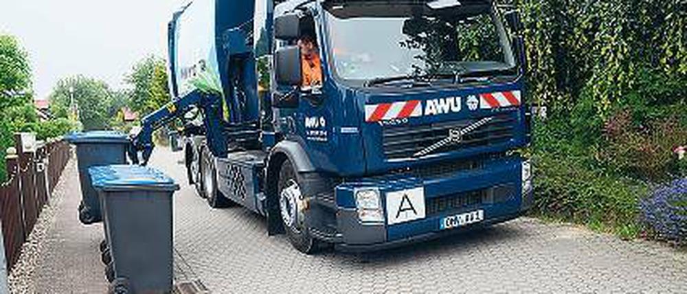 Leiser Laster. Die Tonnen werden seitlich aufgeladen.