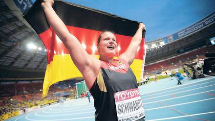 Flaggentag. Christina Schwanitz hat eine lange Leidenszeit hinter sich. Umso mehr kann sich die Chemnitzerin jetzt über ihren Erfolg freuen.