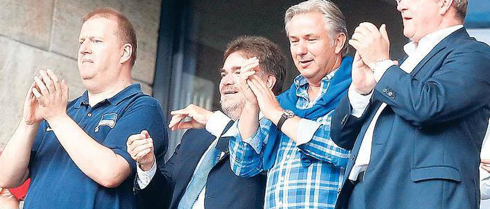 Applaus für Hertha. Finanzgeschäftsführer Ingo Schiller (links) konnte zuletzt positive Nachrichten verkünden.