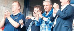 Applaus für Hertha. Finanzgeschäftsführer Ingo Schiller (links) konnte zuletzt positive Nachrichten verkünden.
