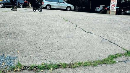 Auffällig unauffällig. Was hier Autos vor dem Regen schützt, war einst die Überdachung der Grenzkontrollanlagen an der Bornholmer Straße.