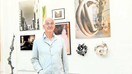 Im Spannungsfeld. Wilhelm Neufeldt zwischen Thomas Virnichs Plastik „Das Aufrichten eines Turmes in unendlicher Höhe“ (l.) und Anja Isabel Schnapkas großformatiges Bild „Studie“ (oben rechts).
