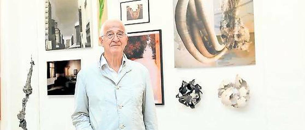 Im Spannungsfeld. Wilhelm Neufeldt zwischen Thomas Virnichs Plastik „Das Aufrichten eines Turmes in unendlicher Höhe“ (l.) und Anja Isabel Schnapkas großformatiges Bild „Studie“ (oben rechts).