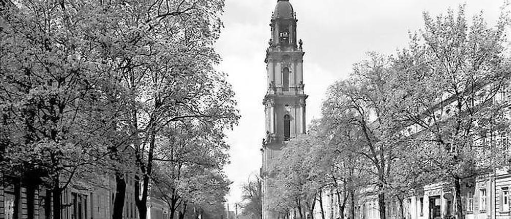 Wie Georg Hermann sie sah. Die Breite Straße in den 20er Jahren, von Bäumen gesäumt, dominiert vom Turm der Garnisonkirche und am Ende beschlossen von den beiden Obelisken des Neustädter Tors.