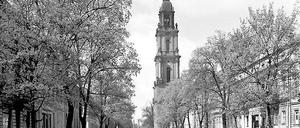 Wie Georg Hermann sie sah. Die Breite Straße in den 20er Jahren, von Bäumen gesäumt, dominiert vom Turm der Garnisonkirche und am Ende beschlossen von den beiden Obelisken des Neustädter Tors.