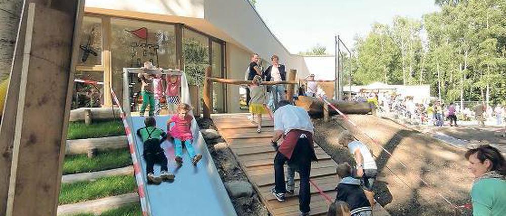 Mit Fantasie. Am natürlichen Hang wurden Spielgeräte aufgestellt.