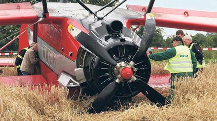 Wrack. Experten begutachten das verunglückte Flugzeug.