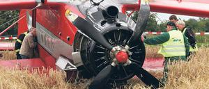 Wrack. Experten begutachten das verunglückte Flugzeug.