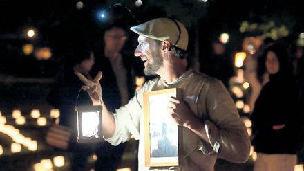Fast jeden fragt er nach dem Weg. Der unverzagte Lampenträumer, der den Besuchern im Lichterlabyrinth der großen Reise die Geschichte vom dem Land erzählt, in dem die Menschen mit den Vögeln in tiefer Freundschaft zusammenleben.