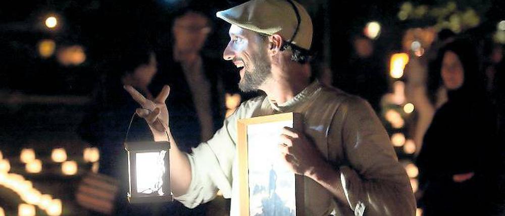 Fast jeden fragt er nach dem Weg. Der unverzagte Lampenträumer, der den Besuchern im Lichterlabyrinth der großen Reise die Geschichte vom dem Land erzählt, in dem die Menschen mit den Vögeln in tiefer Freundschaft zusammenleben.