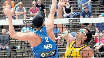 Aus im Achtelfinale. Die WM-Dritten Jonathan Erdmann und Kay Matysik sind heute nicht mehr dabei. Die Berliner unterlagen den niederländischen Weltmeistern Alexander Brouwer und Robert Meeuwsen 1:2 (15:21, 21:19, 9:15).