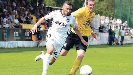 Harter Kampf. Der SV Babelsberg 03 – hier Süleyman Koc (links) im Duell mit Kevin Hampf – drehte vor allem in der Schlussphase noch einmal richtig auf.