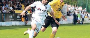 Harter Kampf. Der SV Babelsberg 03 – hier Süleyman Koc (links) im Duell mit Kevin Hampf – drehte vor allem in der Schlussphase noch einmal richtig auf.