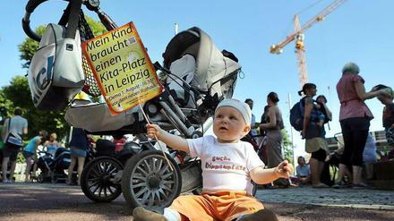 Der kleine Bruno fordert einen Kita-Platz in Leipzig. Unser Gastautor fordert die Kita-Pflicht. "Wie lange wollen wir noch tausende Kinder ungebildet zurücklassen?", fragt Raed.