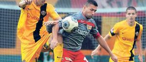 Hart umkämpft. Dresdens Anthony Losilla (links) im Duell mit Berlins Torsten Mattuschka.