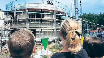 Form angenommen. Rund wie ein Zylinder wird der Schulanbau.