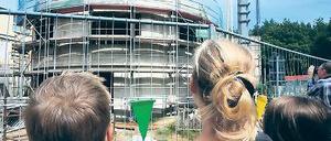 Form angenommen. Rund wie ein Zylinder wird der Schulanbau.