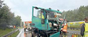 Unfall auf A 10. Der Lkw-Fahrer musste aus der Kabine befreit werden.