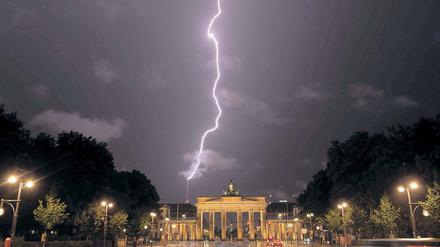 Treffer. Als höchster Punkt Berlins zieht der Fernsehturm die Blitze an.