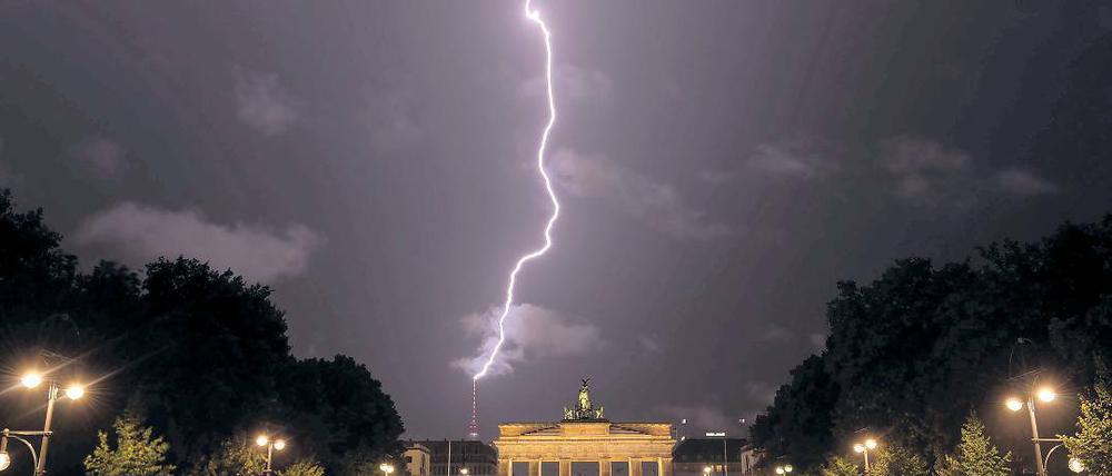 Treffer. Als höchster Punkt Berlins zieht der Fernsehturm die Blitze an.