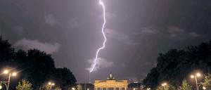 Treffer. Als höchster Punkt Berlins zieht der Fernsehturm die Blitze an.