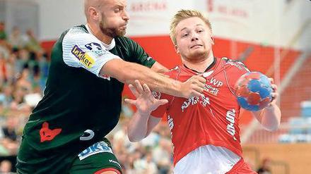 Hartes Spiel. Konstantin Igropulo (l.) und Potsdams Nils Jürschke