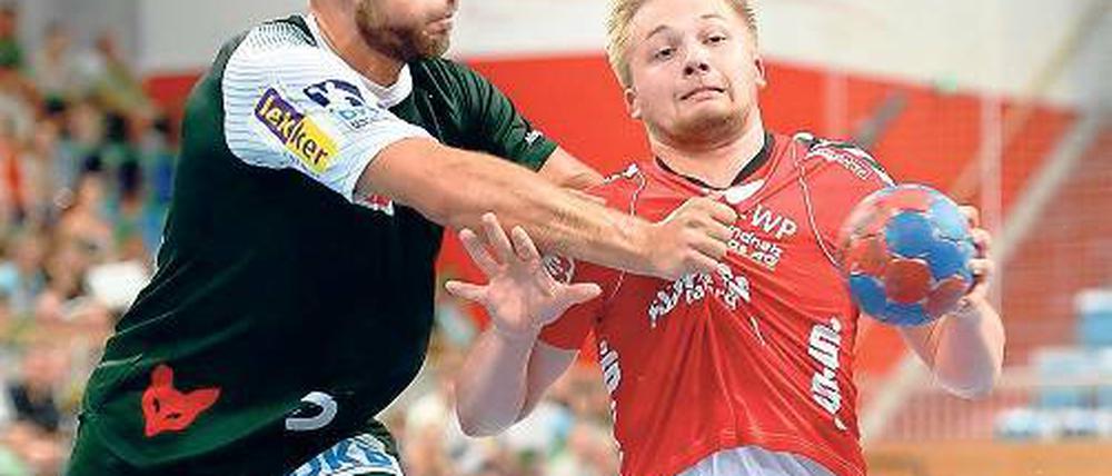 Hartes Spiel. Konstantin Igropulo (l.) und Potsdams Nils Jürschke