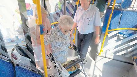 Mit Mut in den Bus. Vera Neuendorff lässt sich von Fahrer Axel Gröpke helfen.