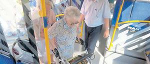 Mit Mut in den Bus. Vera Neuendorff lässt sich von Fahrer Axel Gröpke helfen.