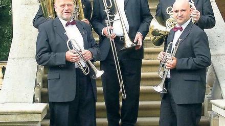 Nicht müde zu musizieren. Bernhard Bosecker, Tilman Henning, Dieter Bethke, Gisbert Näther und Jan Birkner (v.l.n.r.) sind die Potsdamer Turmbläser. Am Samstag spielen sie auf dem Belvedere des Pfingstberges ihr Jubiläumskonzert.