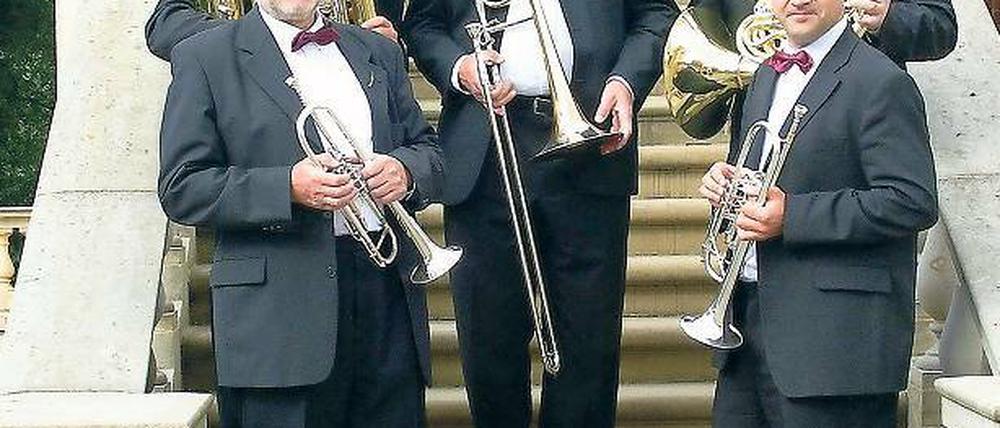 Nicht müde zu musizieren. Bernhard Bosecker, Tilman Henning, Dieter Bethke, Gisbert Näther und Jan Birkner (v.l.n.r.) sind die Potsdamer Turmbläser. Am Samstag spielen sie auf dem Belvedere des Pfingstberges ihr Jubiläumskonzert.