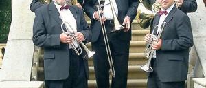 Nicht müde zu musizieren. Bernhard Bosecker, Tilman Henning, Dieter Bethke, Gisbert Näther und Jan Birkner (v.l.n.r.) sind die Potsdamer Turmbläser. Am Samstag spielen sie auf dem Belvedere des Pfingstberges ihr Jubiläumskonzert.