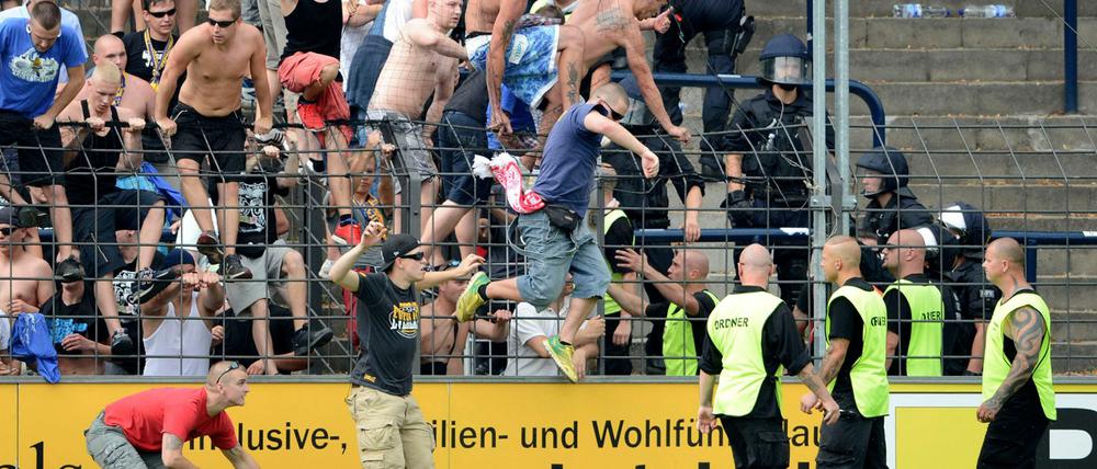 Attacke: Und schon waren die Lok-Leipzig-Fans über den Zaun. Polizei und Ordner konnten ihnen kaum etwas entgegensetzen.