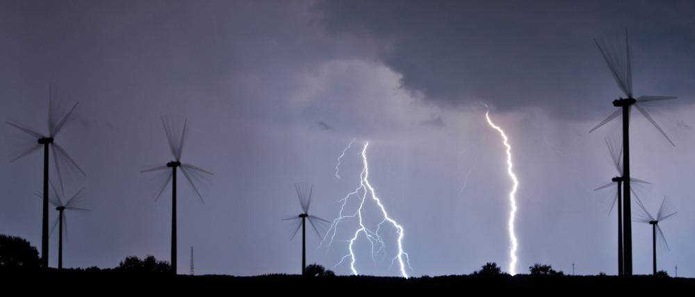 Blitze erhellten den Nachthimmel am Dienstag über einem Feld mit Windenergieanlagen im Landkreis Oder-Spree nahe Jacobsdorf (Brandenburg).