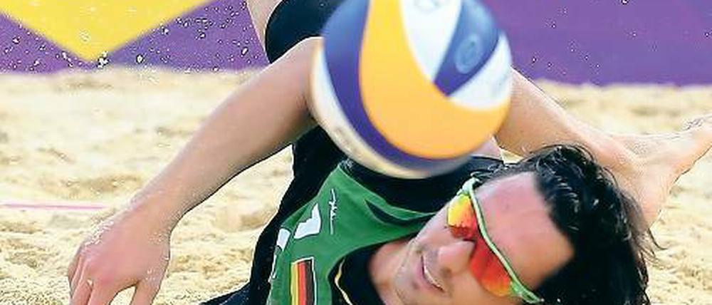 Nun auf Berliner Sand. Der Potsdamer Jonathan Erdmann startet mit seinem Beach-Partner Kay Matysik vier Tage nach dem vorzeitigen EM-Aus am morgigen Mittwoch beim Grand Slam in der Waldbühne.