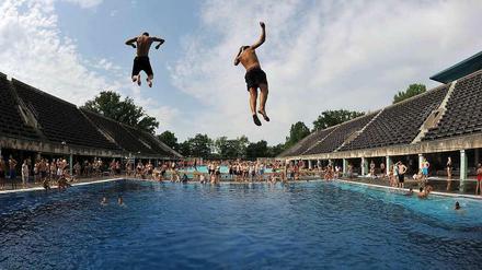 Wenn die Schule früher aus ist, bleibt mehr Zeit fürs Freibad.