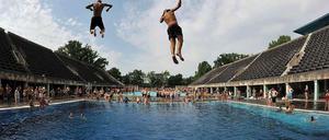 Wenn die Schule früher aus ist, bleibt mehr Zeit fürs Freibad.