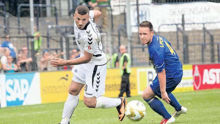 War nicht zu halten. Süleyman Koc (links), der sich hier gegen Leipzigs Marcel Trojandt durchsetzt, schoss Babelsberg 03 zum Regionalliga-Auftaktsieg gegen den 1. FC Lok.