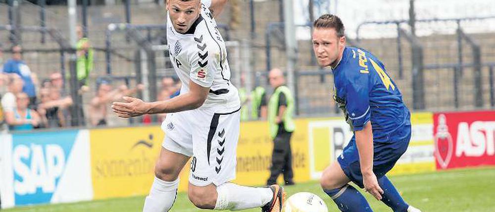 War nicht zu halten. Süleyman Koc (links), der sich hier gegen Leipzigs Marcel Trojandt durchsetzt, schoss Babelsberg 03 zum Regionalliga-Auftaktsieg gegen den 1. FC Lok.