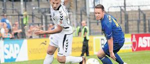 War nicht zu halten. Süleyman Koc (links), der sich hier gegen Leipzigs Marcel Trojandt durchsetzt, schoss Babelsberg 03 zum Regionalliga-Auftaktsieg gegen den 1. FC Lok.