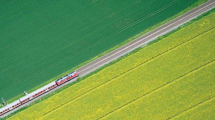 Grün durchs Grün. Im Jahr 2050 aber will die Bahn komplett mit Ökostrom fahren – spätestens dann wäre auch ein solcher Regionalzug umweltfreundlich unterwegs.