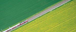 Grün durchs Grün. Im Jahr 2050 aber will die Bahn komplett mit Ökostrom fahren – spätestens dann wäre auch ein solcher Regionalzug umweltfreundlich unterwegs.