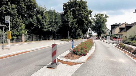 Grüne Baulücke. Wo jetzt noch die Straße saniert wird, soll die Einfahrt zum neuen Discounter und zum Wohnquartier sein.