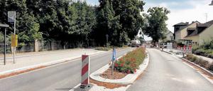 Grüne Baulücke. Wo jetzt noch die Straße saniert wird, soll die Einfahrt zum neuen Discounter und zum Wohnquartier sein.