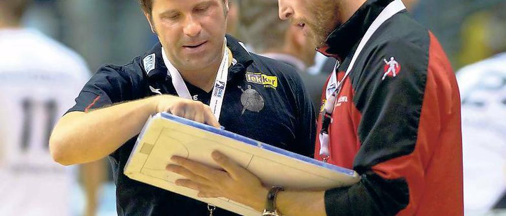 In Potsdam zurück. Alexander Haase (links) – hier beim Beraten mit Füchse-Cheftrainer Dagur Sigurdsson – hat in vier Jahren beim Berliner Handball-Erstligisten viel gelernt, was nun dem VfL zugute kommen soll.