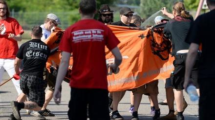 Hier ist deutlich zu sehen, wie zwei Teilnehmer der rechtsextremen Demo Gegendemonstranten angreifen.