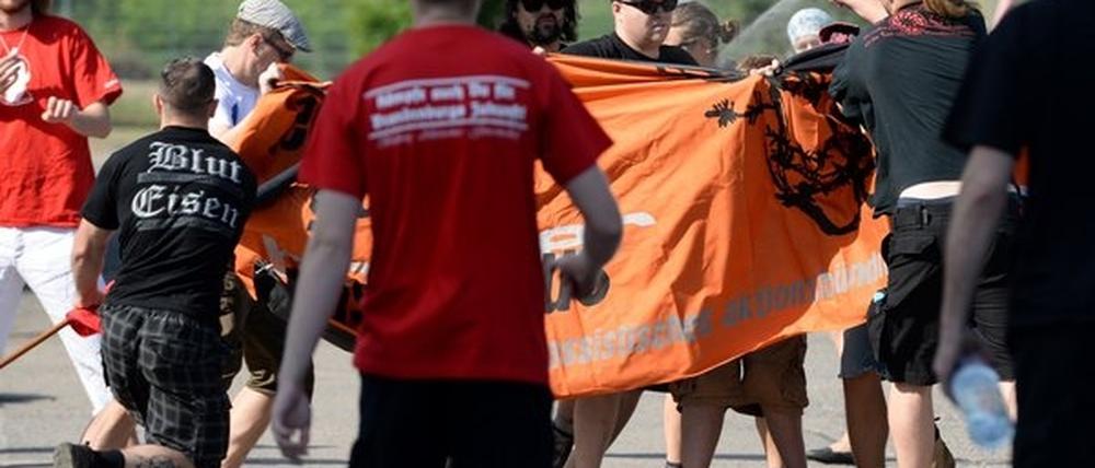 Hier ist deutlich zu sehen, wie zwei Teilnehmer der rechtsextremen Demo Gegendemonstranten angreifen.