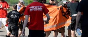 Hier ist deutlich zu sehen, wie zwei Teilnehmer der rechtsextremen Demo Gegendemonstranten angreifen.