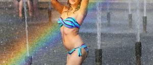 Hüllen runter und abkühlen: Es bleibt heiß in Berlin und Brandenburg.