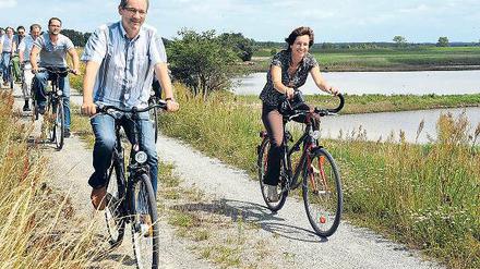 Voll in Fahrt. Der scheidende Regierungschef tourte über den Elbradweg auf dem Deich „Böser Ort“ nahe Lenzen.